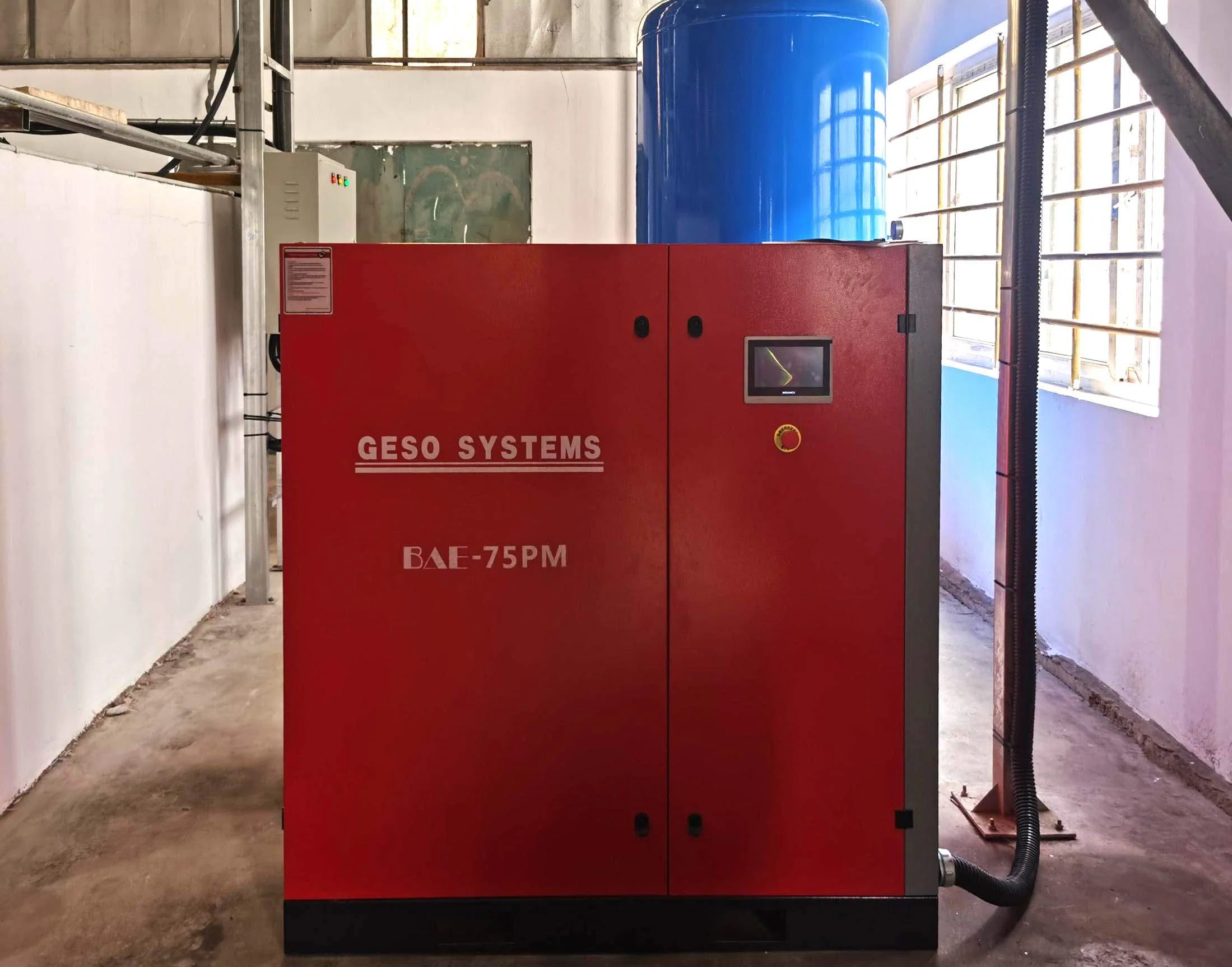 โซลูชันคอมเพรสเซอร์แบบสกรูขนาด 75kW สำหรับการผลิตสารเคมีและสารเคลือบ
